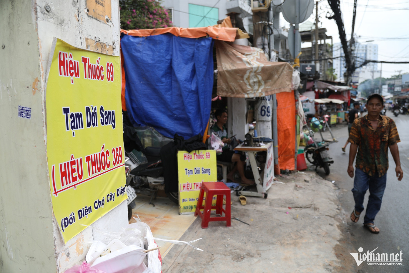 Một hộ kinh doanh bàn giao mặt bằng, treo bảng di dời sang địa chỉ mới.