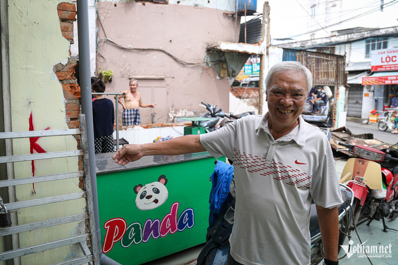 Nhà ông Phi Dũng (70 tuổi) có mặt tiền đã lùi sâu vào trong 8,5m (vạch đỏ) so với mặt đường. "Sau khi giao mặt bằng, tôi kỳ vọng dự án sớm triển khai thông suốt để người dân đi lại dễ dàng, buôn bán thuận tiện hơn, đặc biệt là không còn tình trạng kẹt xe, ngập nước", ông Dũng nói.