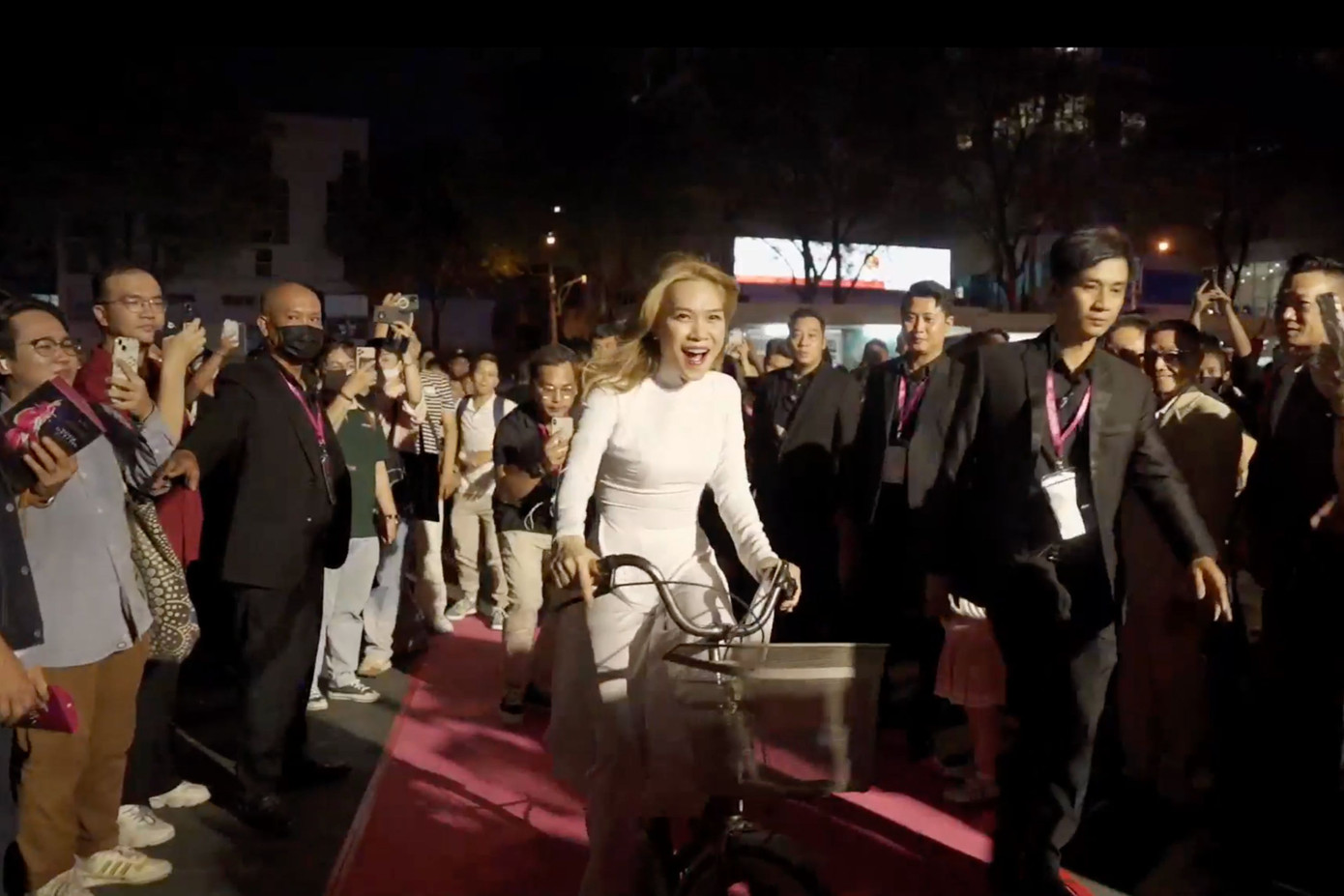 Mỹ Tâm đạp xe đến thảm đỏ ra mắt phim. Mỹ Tâm đạp xe đến thảm đỏ ra mắt phim.