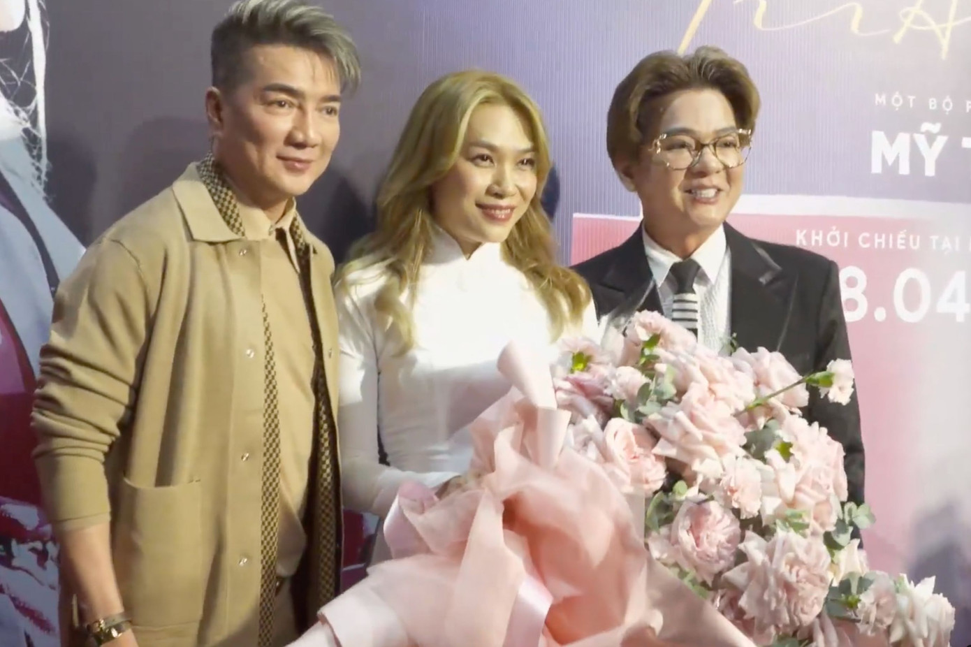 Nhiều nghệ sĩ đến ủng hộ Mỹ Tâm tại buổi ra mắt phim. Nhiều nghệ sĩ đến ủng hộ Mỹ Tâm tại buổi ra mắt phim.