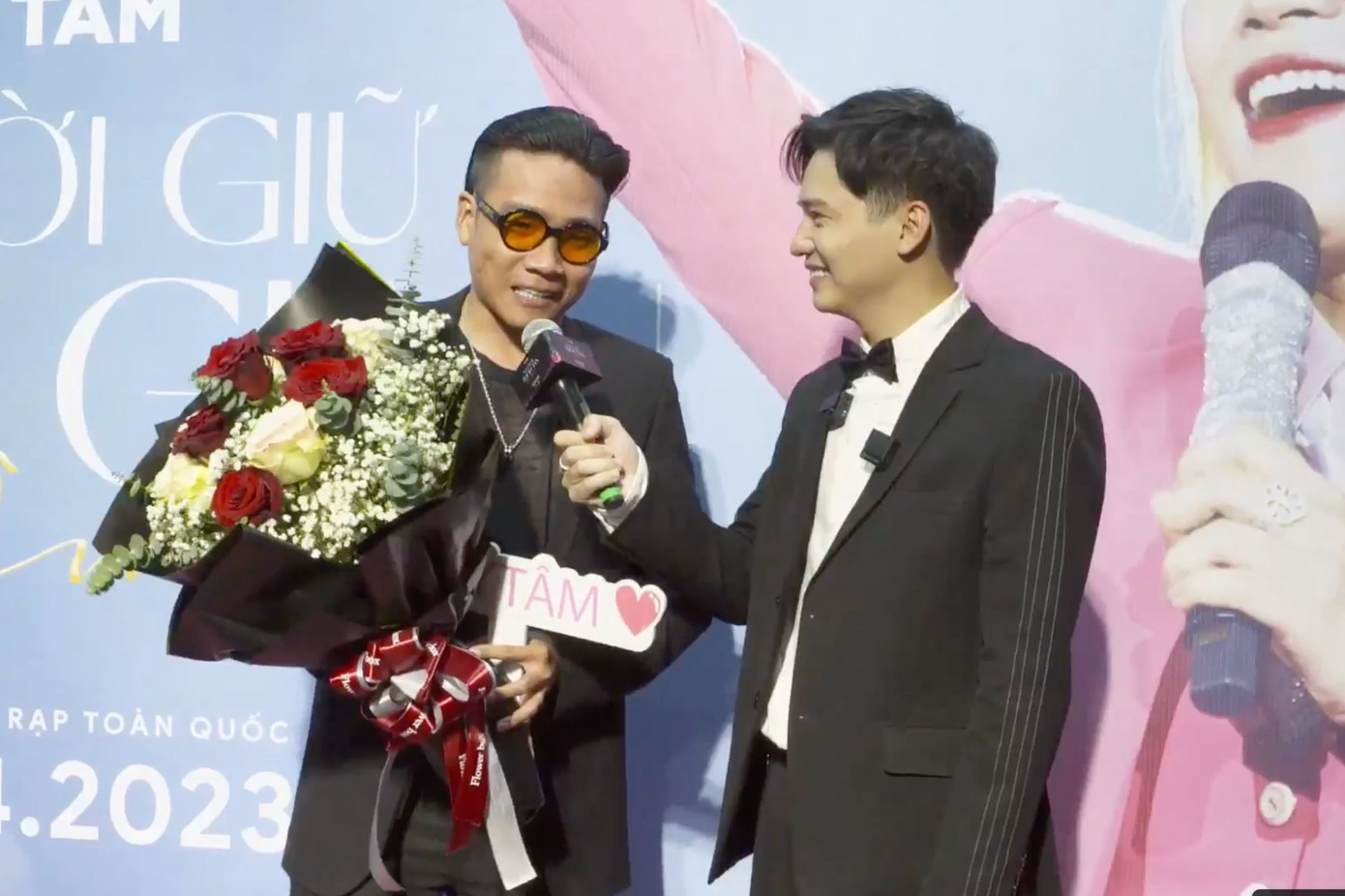 Nhiều nghệ sĩ đến ủng hộ Mỹ Tâm tại buổi ra mắt phim. Nhiều nghệ sĩ đến ủng hộ Mỹ Tâm tại buổi ra mắt phim.