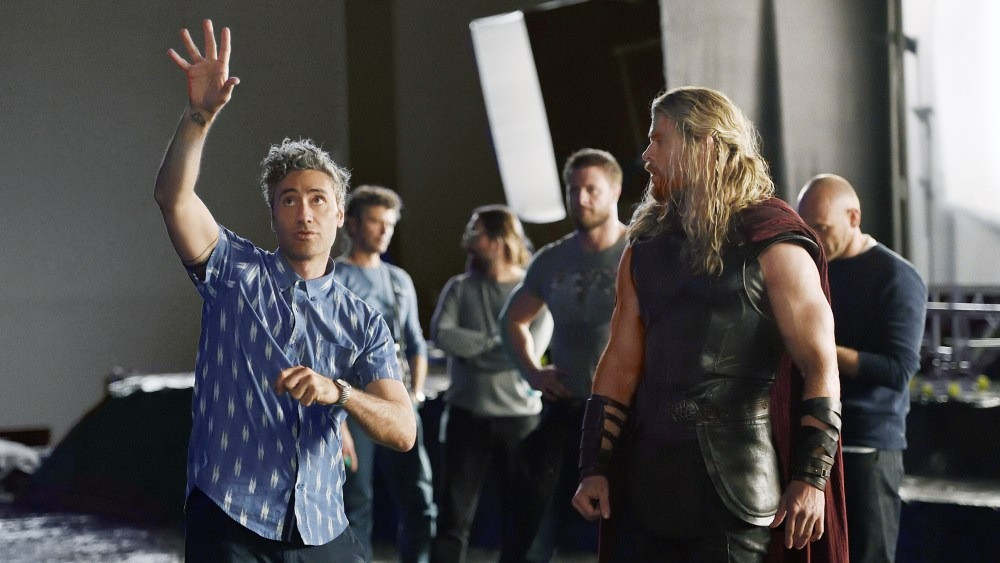 Đạo diễn Taika Waititi và Thần Sấm Chris Hemsworth trên phim trường. Đạo diễn Taika Waititi và Thần Sấm Chris Hemsworth trên phim trường.
