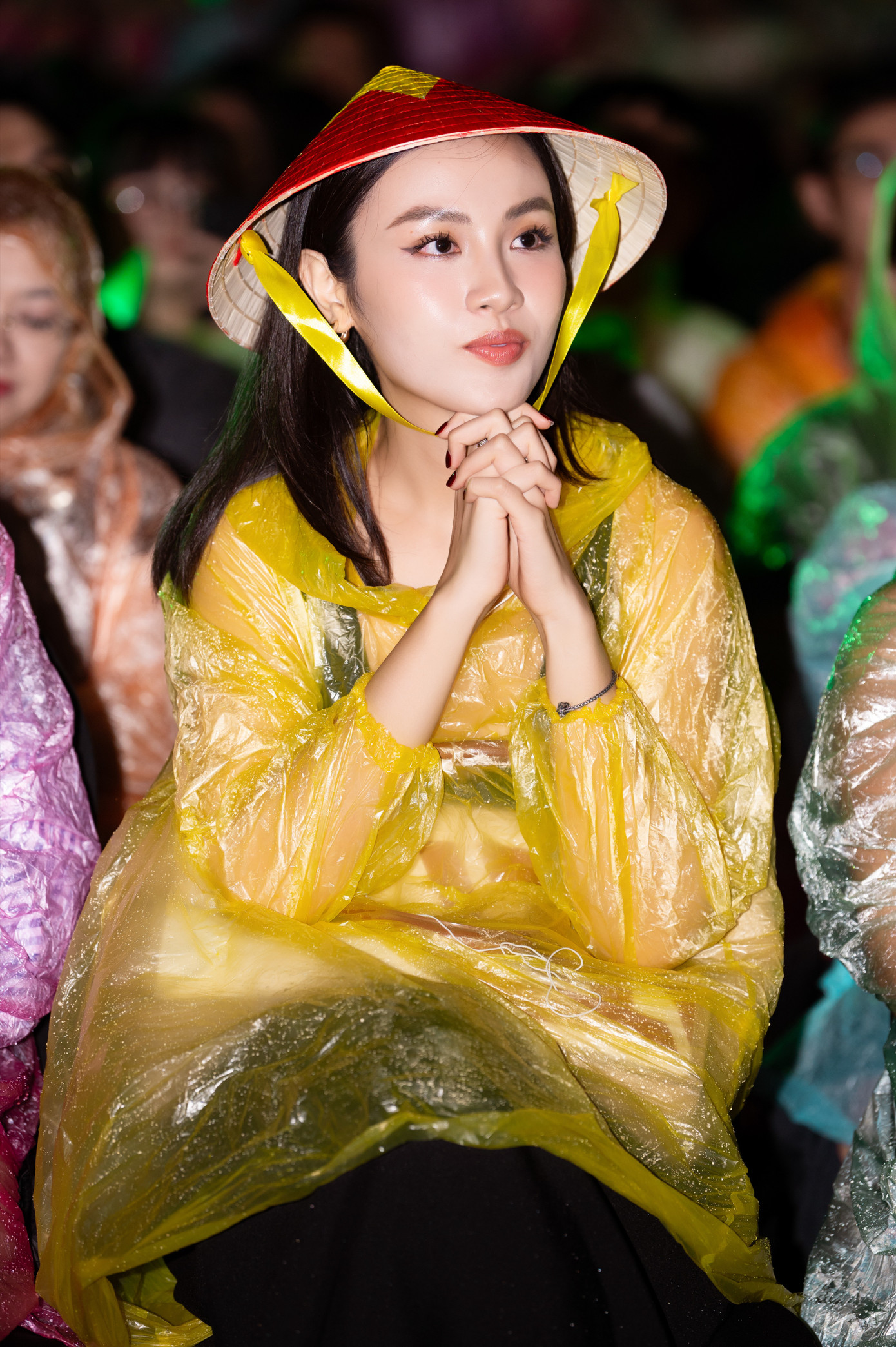 Á hậu Thủy Tiên, Hoa hậu Mai Phương, Lan Khuê ngồi đội mưa xem concert của Phương Mỹ Chi.