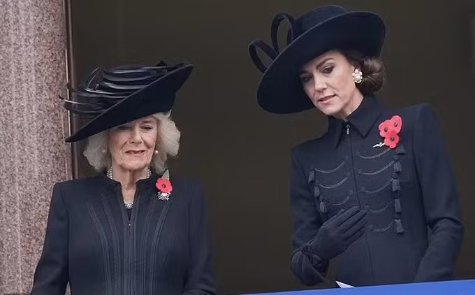 Hoàng hậu Camilla và Vương phi Kate Middleton tại buổi tưởng niệm hoàng gia.