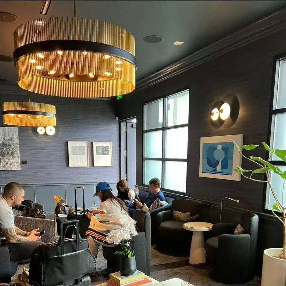 Lisa nhiều lần lộ ảnh đi chơi cùng tỷ phú người Pháp.