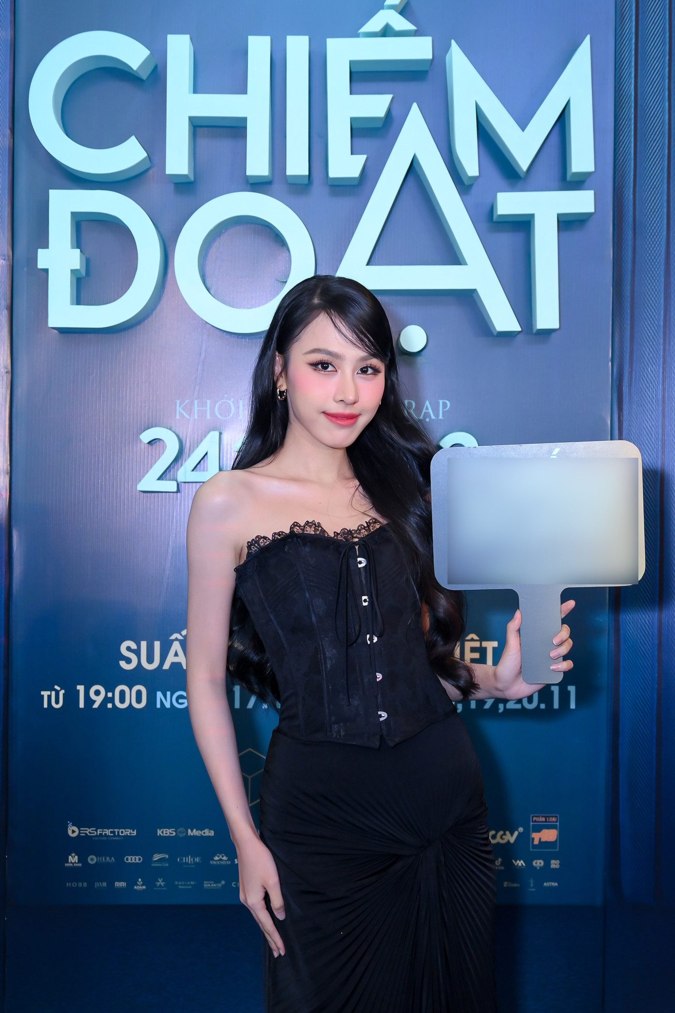 Á hậu Việt Nam 2022 Lê Nguyễn Ngọc Hằng diện áo biến tấu từ corset. Cô đang trong giai đoạn chuẩn bị cho cuộc thi Hoa hậu Liên lục địa 2023 diễn ra vào cuối tháng 12 tại Ai Cập.