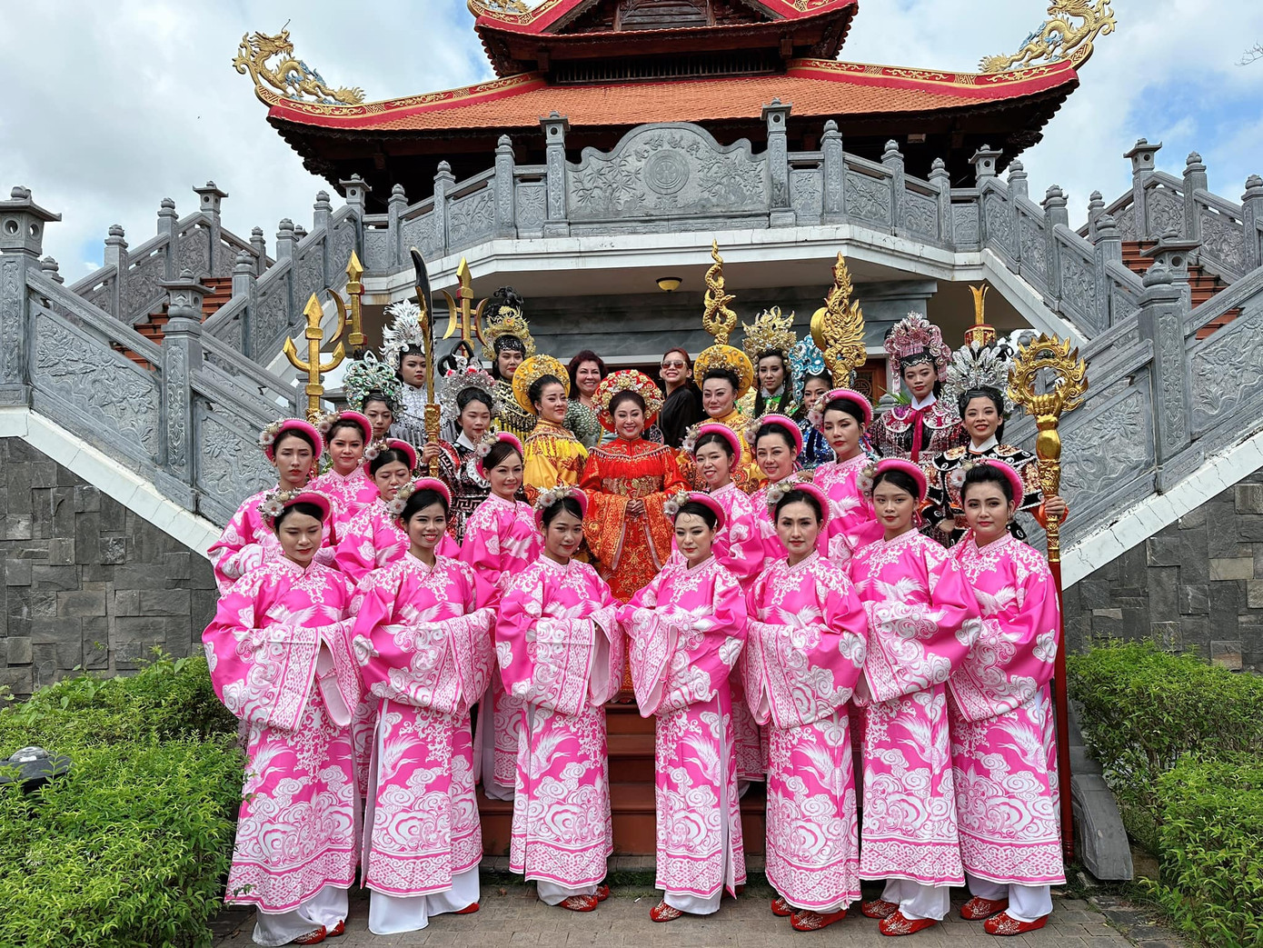 NSƯT Thoại Mỹ cùng đội cúng Tổ trang trọng tại đền thờ Tổ do NSƯT Hoài Linh xây dựng.