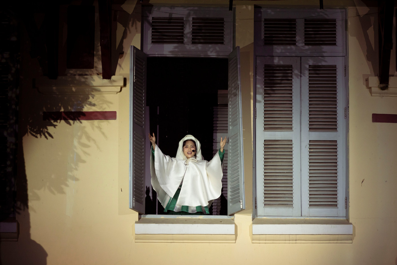 Do mưa to bất chợt, showcase diễn ra chậm hơn khoảng 30 phút. Khán giả bất chấp, mặc áo mưa đợi thưởng thức giọng ca của Phương Mỹ Chi. Trên sân khấu, cô xuất hiện bất ngờ với hình tượng cò bay - hình ảnh chủ đạo trong album. Hình ảnh mở cửa trên lớp học để lại ấn tượng với khán giả. Do mưa to bất chợt, showcase diễn ra chậm hơn khoảng 30 phút. Khán giả bất chấp, mặc áo mưa đợi thưởng thức giọng ca của Phương Mỹ Chi. Trên sân khấu, cô xuất hiện bất ngờ với hình tượng cò bay - hình ảnh chủ đạo trong album. Hình ảnh mở cửa trên lớp học để lại ấn tượng với khán giả.