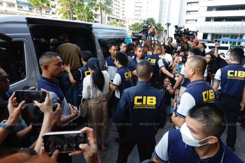 Nghi phạm trong vụ lừa đảo The iCon Group được đưa từ Cục Điều tra Trung ương đến Tòa án Hình sự ở Bangkok, Thái Lan. Nghi phạm trong vụ lừa đảo The iCon Group được đưa từ Cục Điều tra Trung ương đến Tòa án Hình sự ở Bangkok, Thái Lan.