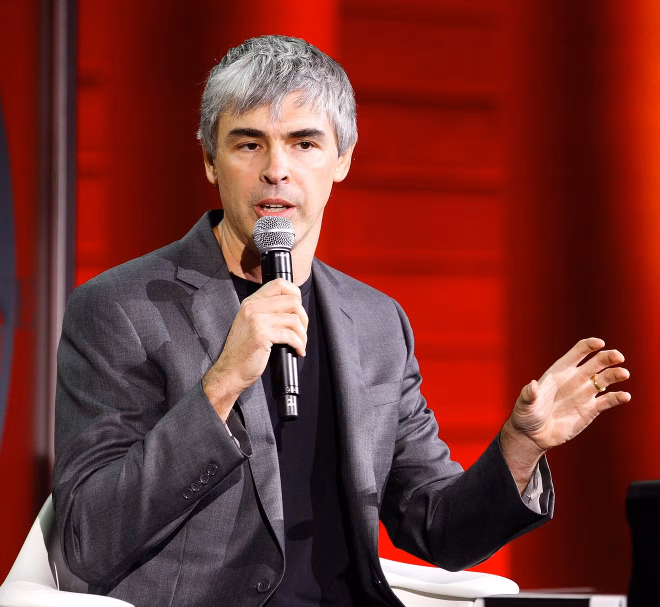 Larry Page là đồng sáng lập Google cùng Tiến sĩ Sergey Brin. Ông giữ chức CEO cho đến năm 2001, sau đó trở thành CEO Alphabet - công ty mẹ của Google. Sau khi từ chức năm 2019, ông vẫn là thành viên hội đồng quản trị và cổ đông kiểm soát. Hiện, ông sở hữu khối tài sản 114 tỷ USD.
