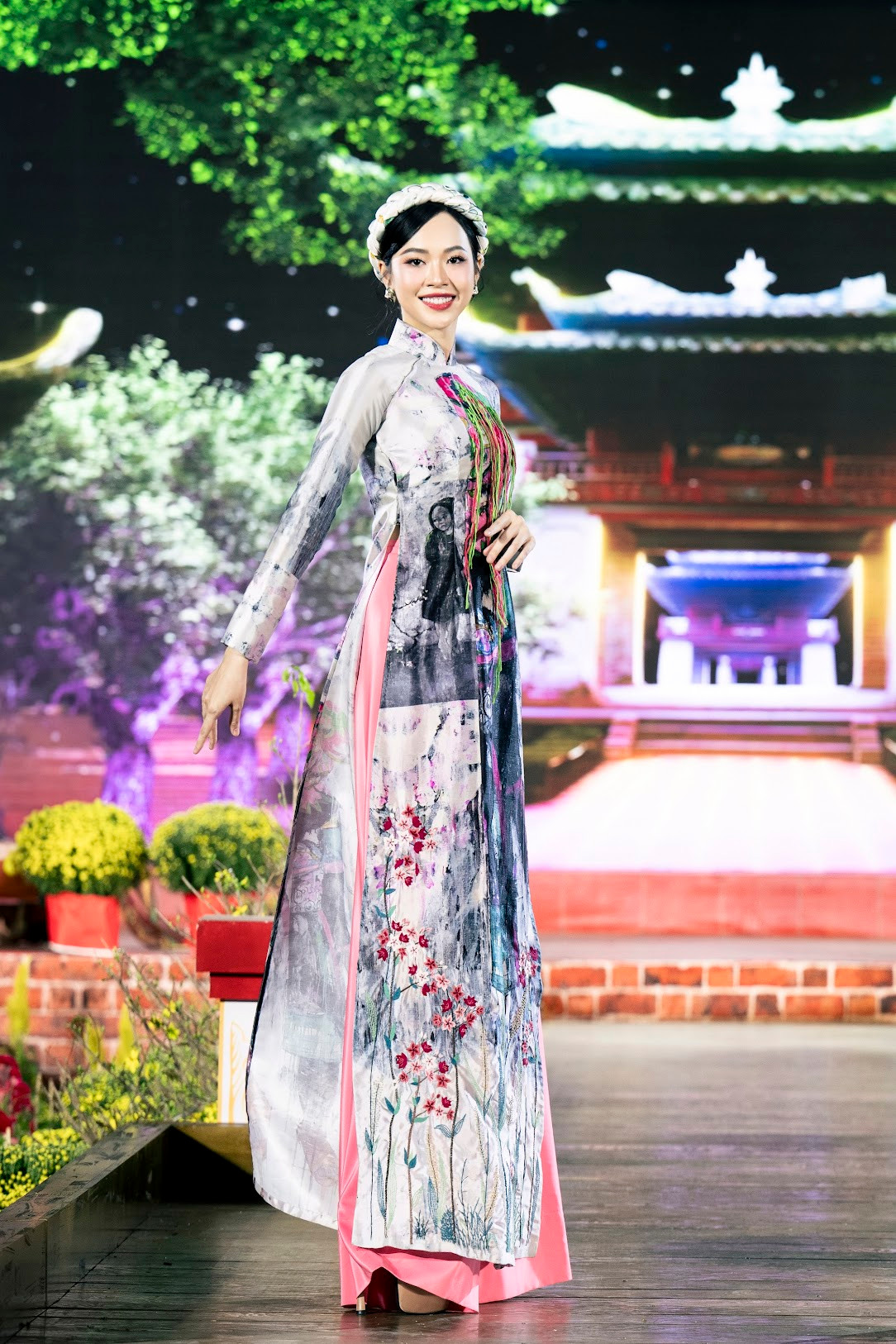 Á hậu Trịnh Thùy Linh khoe sắc trong tà áo dài in hoa văn nổi bật.