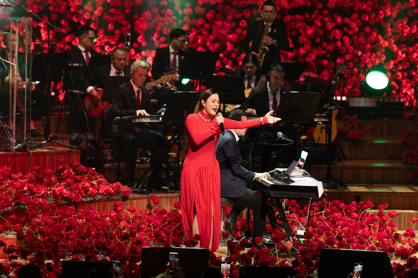 Khoảnh khắc Thu Phương thăng hoa trên sân khấu âm nhạc chứa đầy hoa hồng của Hà Anh Tuấn. Khoảnh khắc Thu Phương thăng hoa trên sân khấu âm nhạc chứa đầy hoa hồng của Hà Anh Tuấn.