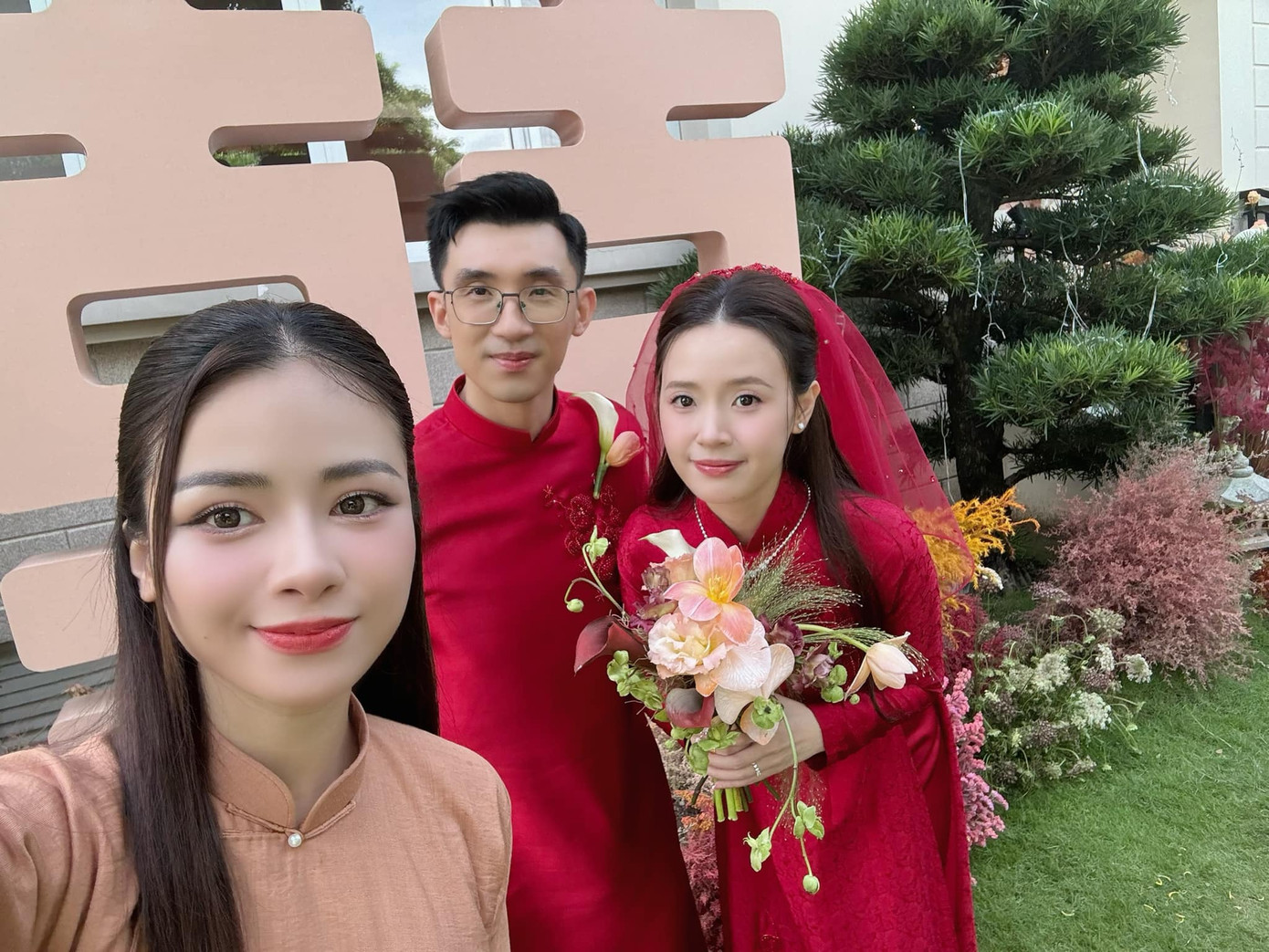 Ảnh trong lễ vu quy của Midu và doanh nhân Minh Đạt được Dương Hoàng Yến đăng trên trang cá nhân. Ảnh trong lễ vu quy của Midu và doanh nhân Minh Đạt được Dương Hoàng Yến đăng trên trang cá nhân.