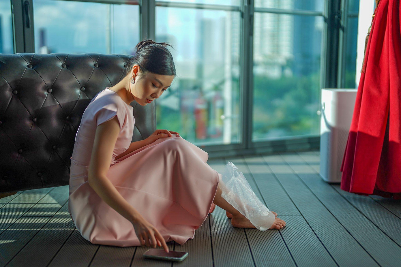 Khoảnh khắc thí sinh Lê Thanh Trúc ngồi chườm đá vì đôi chân sưng phù được nhiều thí sinh đồng cảm. Trước đây, cô gái mang số báo danh 121 chỉ tập trung cho việc học, thành tích 7.5 IELTS và xin được học bổng ở ba ĐH tại Mỹ. Cuối cùng, cô quyết định học ngành Digital Marketing tại ĐH RMIT để ở gần gia đình.