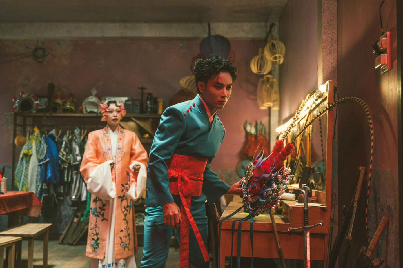 Trúc Nhân trút bỏ hình tượng thư sinh trong Không ra gì.