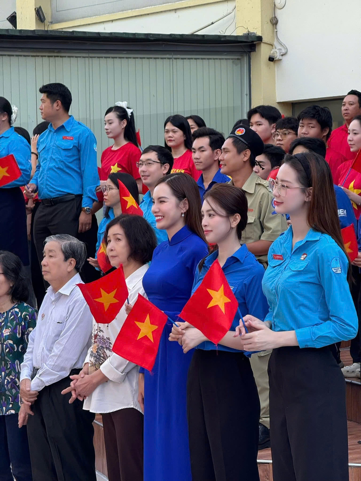 Hoa hậu Thiên Ân, Quế Anh, Tiểu Vy, Bảo Ngọc và Lê Hoàng Phương... thể hiện sự tự hào khi chụp ảnh kỷ niệm cùng cô chú là thành viên Câu lạc bộ Truyền thống Thành Đoàn - những người từng trực tiếp phụ trách các điểm cắm cờ, khởi nghĩa tại khu vực nội thành trong Chiến dịch Hồ Chí Minh lịch sử, cùng Thường trực Thành Đoàn, đại diện Hội Liên hiệp Thanh niên Việt Nam thành phố và đông đảo hội viên, thanh niên tiêu biểu.