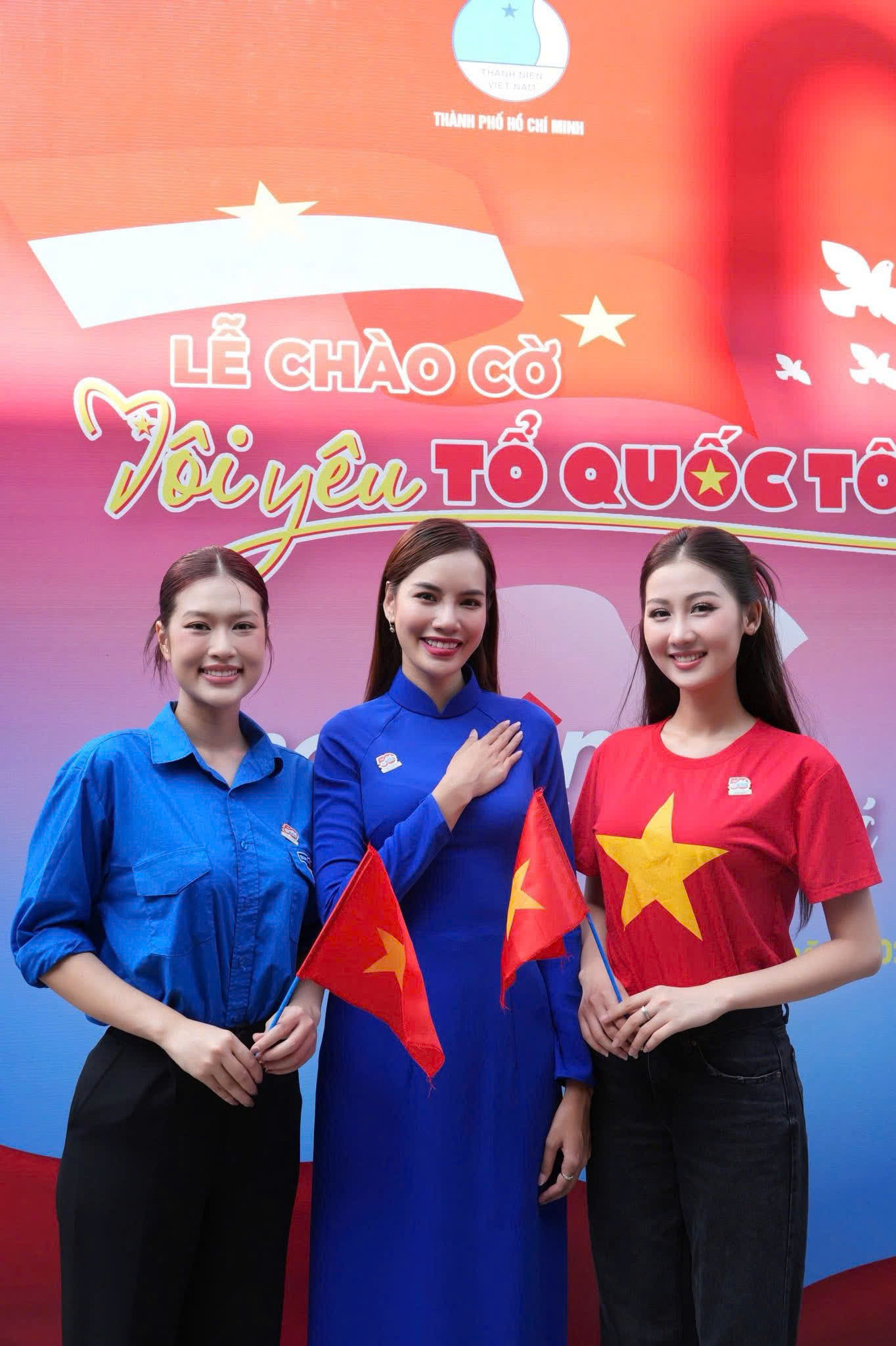 Hoa hậu Thiên Ân, Quế Anh, Tiểu Vy, Bảo Ngọc và Lê Hoàng Phương... thể hiện sự tự hào khi chụp ảnh kỷ niệm cùng cô chú là thành viên Câu lạc bộ Truyền thống Thành Đoàn - những người từng trực tiếp phụ trách các điểm cắm cờ, khởi nghĩa tại khu vực nội thành trong Chiến dịch Hồ Chí Minh lịch sử, cùng Thường trực Thành Đoàn, đại diện Hội Liên hiệp Thanh niên Việt Nam thành phố và đông đảo hội viên, thanh niên tiêu biểu.