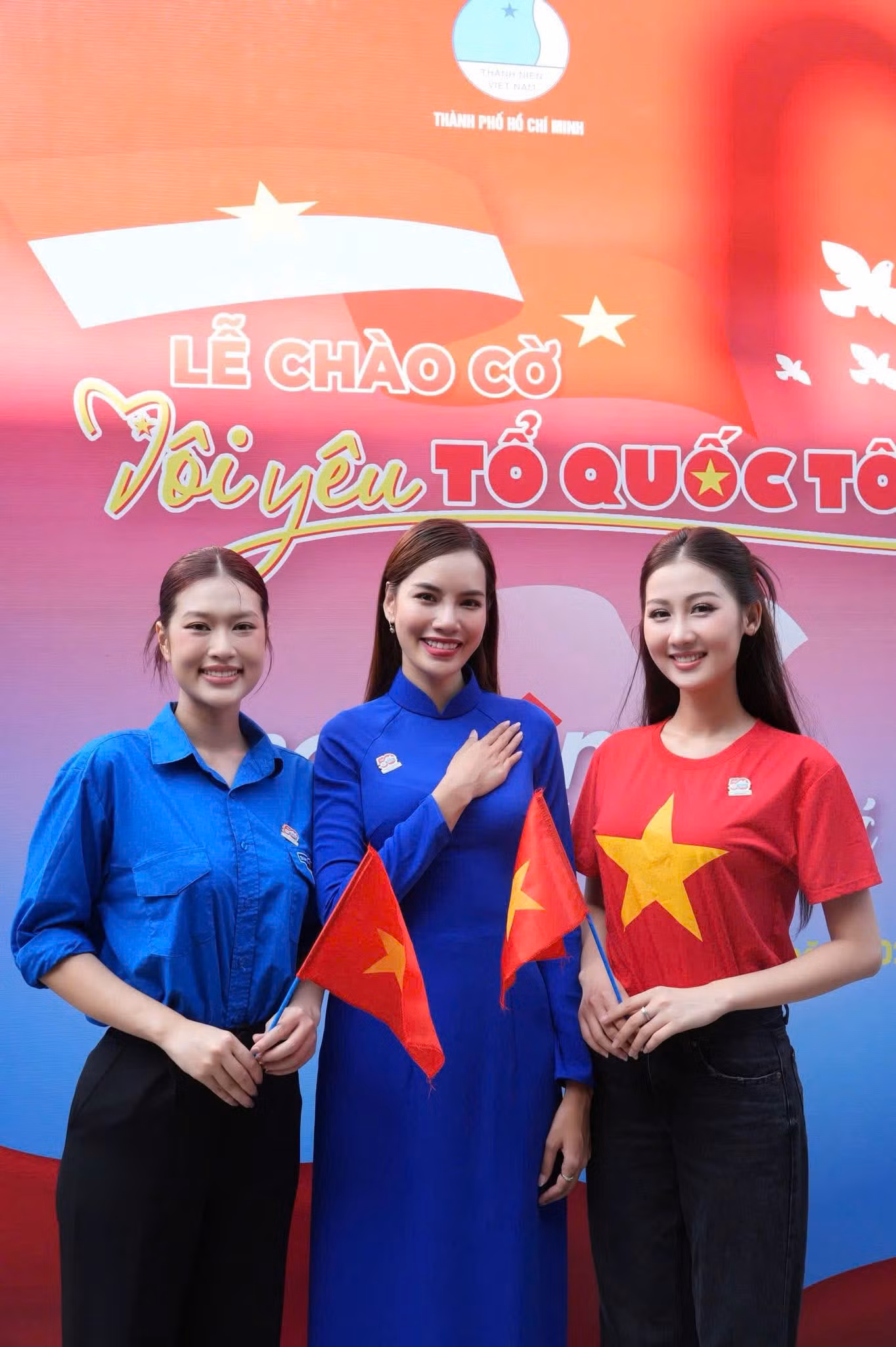 Hoa hậu Thiên Ân, Quế Anh, Tiểu Vy, Bảo Ngọc và Lê Hoàng Phương... thể hiện sự tự hào khi chụp ảnh kỷ niệm cùng cô chú là thành viên Câu lạc bộ Truyền thống Thành Đoàn - những người từng trực tiếp phụ trách các điểm cắm cờ, khởi nghĩa tại khu vực nội thành trong Chiến dịch Hồ Chí Minh lịch sử, cùng Thường trực Thành Đoàn, đại diện Hội Liên hiệp Thanh niên Việt Nam thành phố và đông đảo hội viên, thanh niên tiêu biểu.