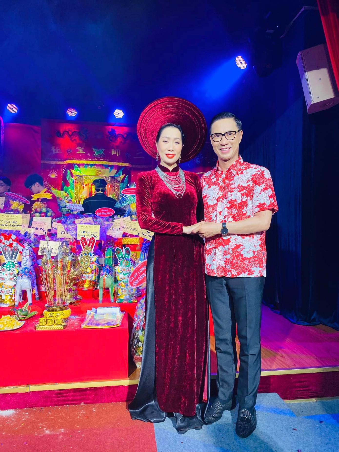 Trịnh Kim Chi là một trong những nghệ sĩ có khâu chuẩn bị, tổ chức cúng Tổ sân khấu quy mô nhất. Cô diện áo dài đỏ, thực hiện nhiều nghi thức trang trọng tại lễ giỗ Tổ.