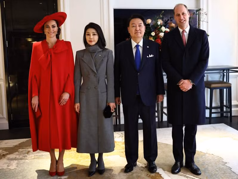 Khi đứng cạnh Vương phi Kate Middleton, bà Kim Kun Hee được khen trẻ trung dù lớn hơn vợ William đến 10 tuổi. Vóc dáng thon gọn và cách trang điểm của Đệ nhất Phu nhân Hàn Quốc nhận nhiều bình luận tích cực trên các trang báo Anh. Khi đứng cạnh Vương phi Kate Middleton, bà Kim Kun Hee được khen trẻ trung dù lớn hơn vợ William đến 10 tuổi. Vóc dáng thon gọn và cách trang điểm của Đệ nhất Phu nhân Hàn Quốc nhận nhiều bình luận tích cực trên các trang báo Anh.