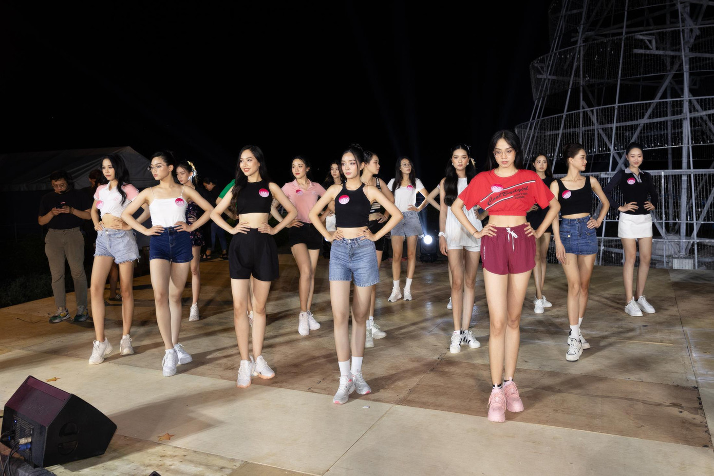 Sau nhiều buổi tập luyện cùng huấn luyện viên chuyên môn, thí sinh Hoa hậu Việt Nam nắm bắt được cách tạo dáng, trình diễn trước ống kính máy quay.