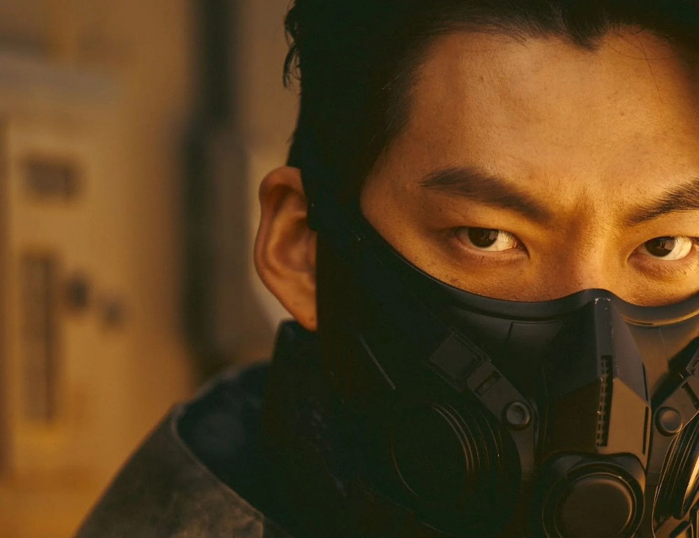 Sau Our Blues, Kim Woo Bin trở lại trong series Black Knight, tái hợp cùng đạo diễn bậc thầy Cho Ui Seok. Bộ phim dựa trên webtoon kể về tương lai đen tối, nơi những người giao hàng đóng vai trò quan trọng trong thế giới bị tàn phá vì ô nhiễm không khí. Woo Bin đóng vai người giao hàng huyền thoại biệt danh &quot;5-8&quot;, Kang Yoo Seok đóng vai người tị nạn và Esom đóng vai sĩ quan Bộ Tư lệnh Tình báo Quốc phòng. Sau 5 năm chữa trị ung thư vòm họng, Woo Bin dần trở lại diễn xuất và được công chúng đón nhận.