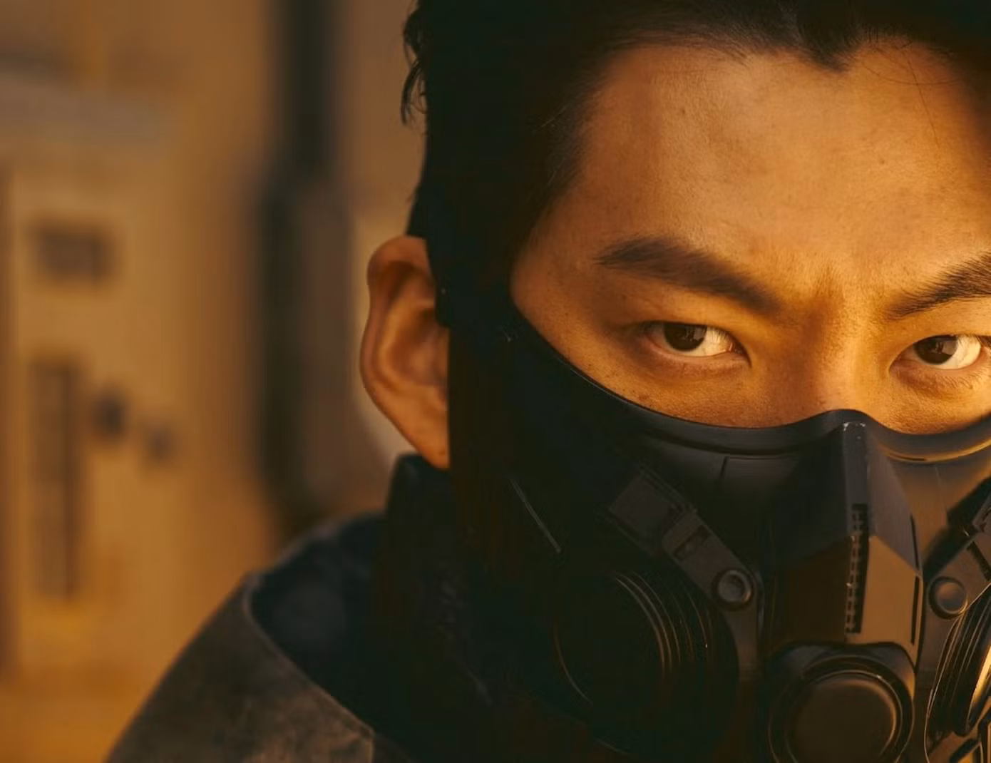 Sau Our Blues, Kim Woo Bin trở lại trong series Black Knight, tái hợp cùng đạo diễn bậc thầy Cho Ui Seok. Bộ phim dựa trên webtoon kể về tương lai đen tối, nơi những người giao hàng đóng vai trò quan trọng trong thế giới bị tàn phá vì ô nhiễm không khí. Woo Bin đóng vai người giao hàng huyền thoại biệt danh "5-8", Kang Yoo Seok đóng vai người tị nạn và Esom đóng vai sĩ quan Bộ Tư lệnh Tình báo Quốc phòng. Sau 5 năm chữa trị ung thư vòm họng, Woo Bin dần trở lại diễn xuất và được công chúng đón nhận.