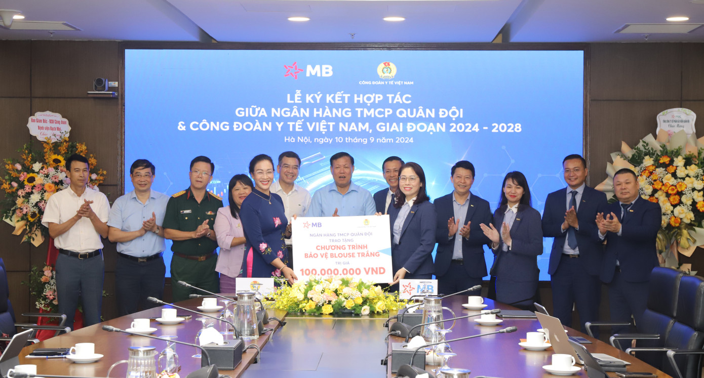 MB đã trao tặng Công đoàn Y tế Việt Nam “Chương Trình bảo vệ Blouse trắng” trị giá 100 triệu đồng.