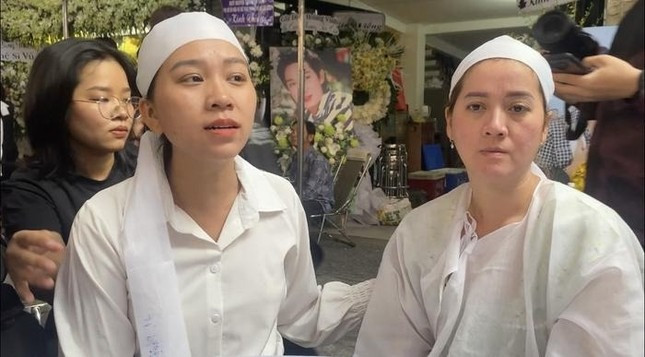 Hồng Phượng và Hồng Loan trong đám tang nghệ sĩ Vũ Linh. Hồng Phượng và Hồng Loan trong đám tang nghệ sĩ Vũ Linh.