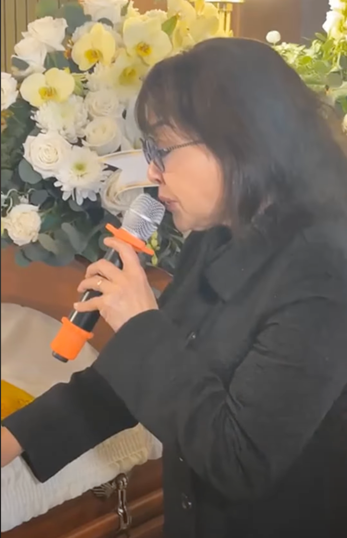 NSƯT Kim Tiểu Long và danh ca Hương Lan tại đám tang của NSND Diệp Lang. NSƯT Kim Tiểu Long và danh ca Hương Lan tại đám tang của NSND Diệp Lang.