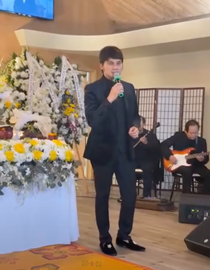 NSƯT Kim Tiểu Long và danh ca Hương Lan tại đám tang của NSND Diệp Lang. NSƯT Kim Tiểu Long và danh ca Hương Lan tại đám tang của NSND Diệp Lang.