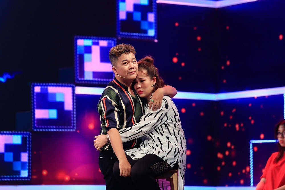 Hoàng Mèo và Đại Ngọc Trâm khóc khi kể về biến cố hôn nhân trên sóng truyền hình. Hoàng Mèo và Đại Ngọc Trâm khóc khi kể về biến cố hôn nhân trên sóng truyền hình.