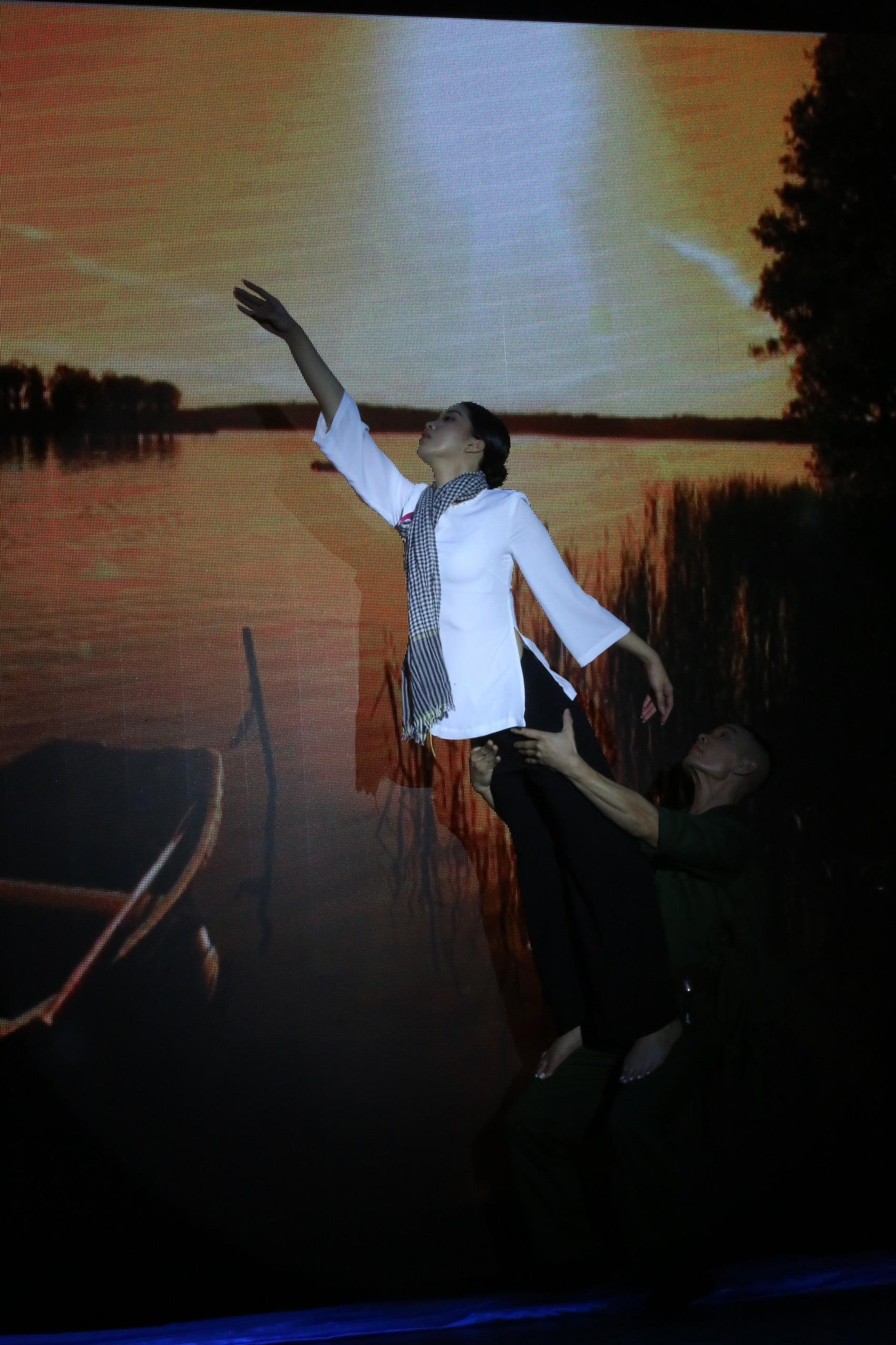 Thí sinh Nguyễn Linh Thu thể hiện bài múa mang tên Dòng sông ly biệt. Cô gái mang số báo danh 057 gây xúc động mạnh khi tôn vinh những người vợ, bà mẹ Việt Nam có người thân hy sinh vì chiến tranh.