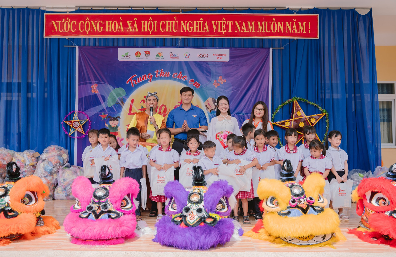 Một bức vẽ, một tấm lòng là 1 hoạt động của dự án CSR do iSMART tổ chức vào Trung thu năm nay. iSMART nối dài yêu thương.