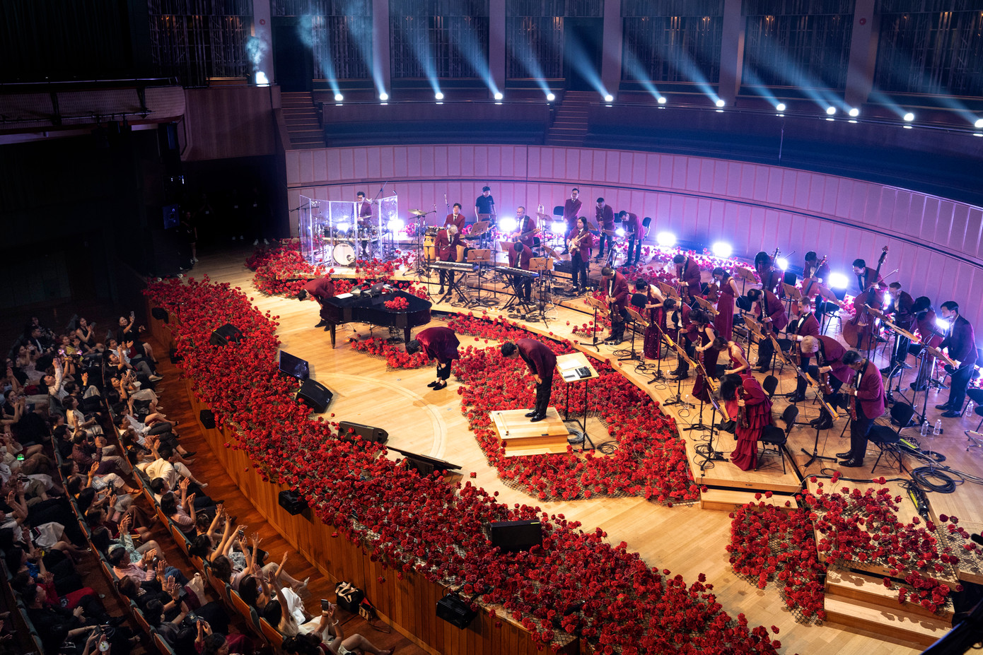 Khoảnh khắc Hà Anh Tuấn và dàn nhạc cúi đầu tri ân khán giả ở cuối buổi diễn. Khoảnh khắc Hà Anh Tuấn và dàn nhạc cúi đầu tri ân khán giả ở cuối buổi diễn.