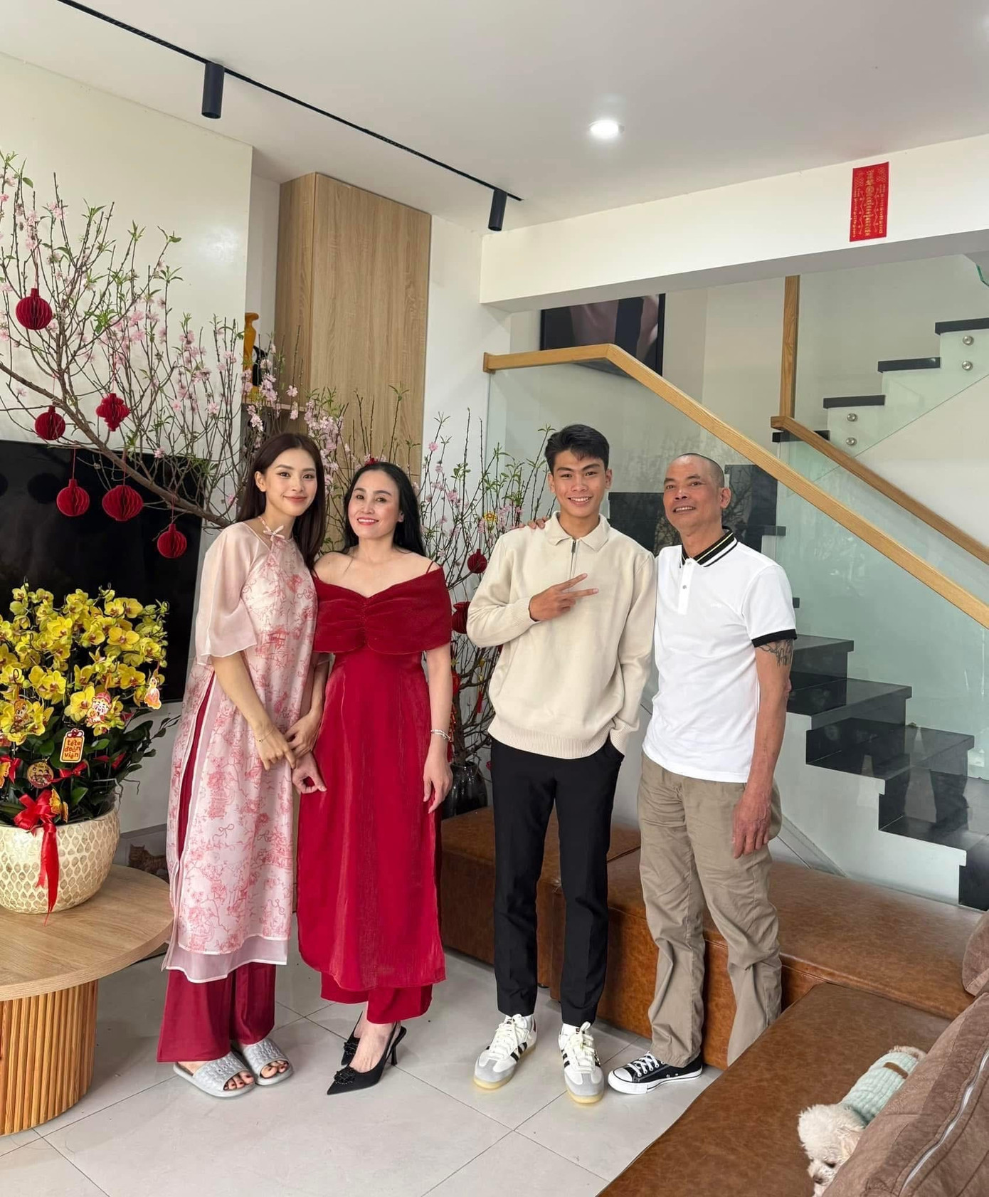 Hoa hậu Tiểu Vy khoe ảnh chụp cùng cha mẹ và em trai tại Đà Nẵng. Trong cuộc phỏng vấn của Tiền Phong, điều cô hạnh phúc nhất là làm gia đình tự hào.