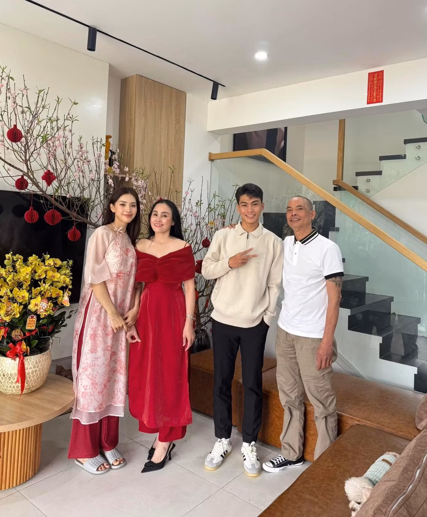 Hoa hậu Tiểu Vy khoe ảnh chụp cùng cha mẹ và em trai tại Đà Nẵng. Trong cuộc phỏng vấn của Tiền Phong, điều cô hạnh phúc nhất là làm gia đình tự hào.