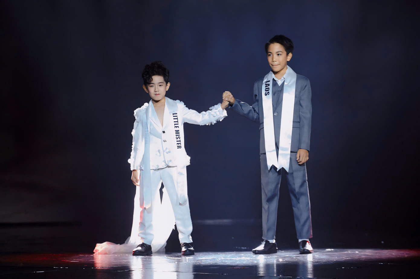 Bùi Khâu Minh Triết nắm tay Á vương 1 đến từ Lào trong đêm chung kết Little Mister World 2024. Bùi Khâu Minh Triết nắm tay Á vương 1 đến từ Lào trong đêm chung kết Little Mister World 2024.