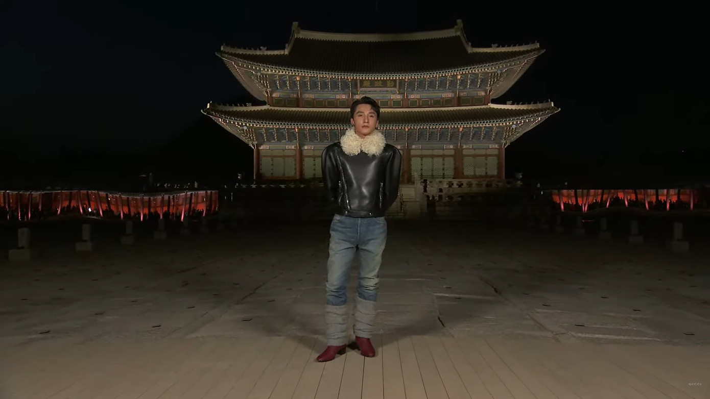 Show diễn của thương hiệu thời trang nổi tiếng diễn ra tối 16/5 (giờ Việt Nam). Sơn Tùng M-TP có mặt tại Hàn Quốc dự show sau khi được thương hiệu thông báo là Friend of House độc quyền của nhà mốt Italy tại Việt Nam. Tại sự kiện đầu trong vai trò mới, Sơn Tùng nhận nhiều ý kiến trái chiều với trang phục mùa đông. Trên mạng xã hội, nhiều người cho rằng bộ trang phục như nuốt chửng Sơn Tùng, phong cách khá quê mùa.