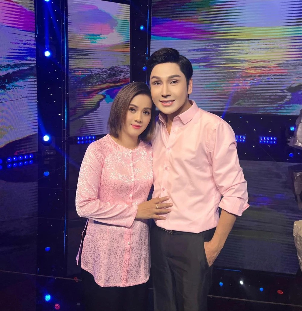 Vũ Luân đồng hành cùng Hồng Loan từ lúc nghệ sĩ Vũ Linh qua đời. Vũ Luân đồng hành cùng Hồng Loan từ lúc nghệ sĩ Vũ Linh qua đời.