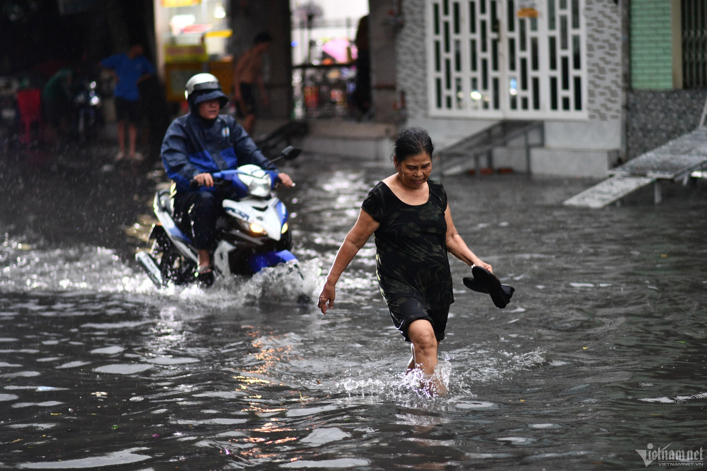 Đây đã là ngày thứ 3 liên tiếp TPHCM xuất hiện mưa lớn khiến sinh hoạt của nhiều người dân bị đảo lộn.