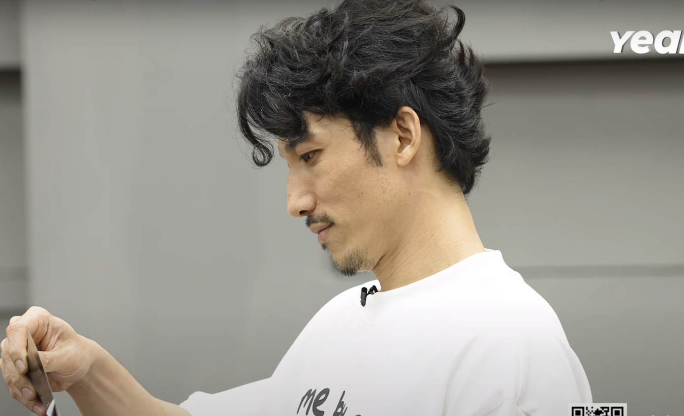 Các anh trai hồi hộp đọc kết quả ba nghệ sĩ bị loại.