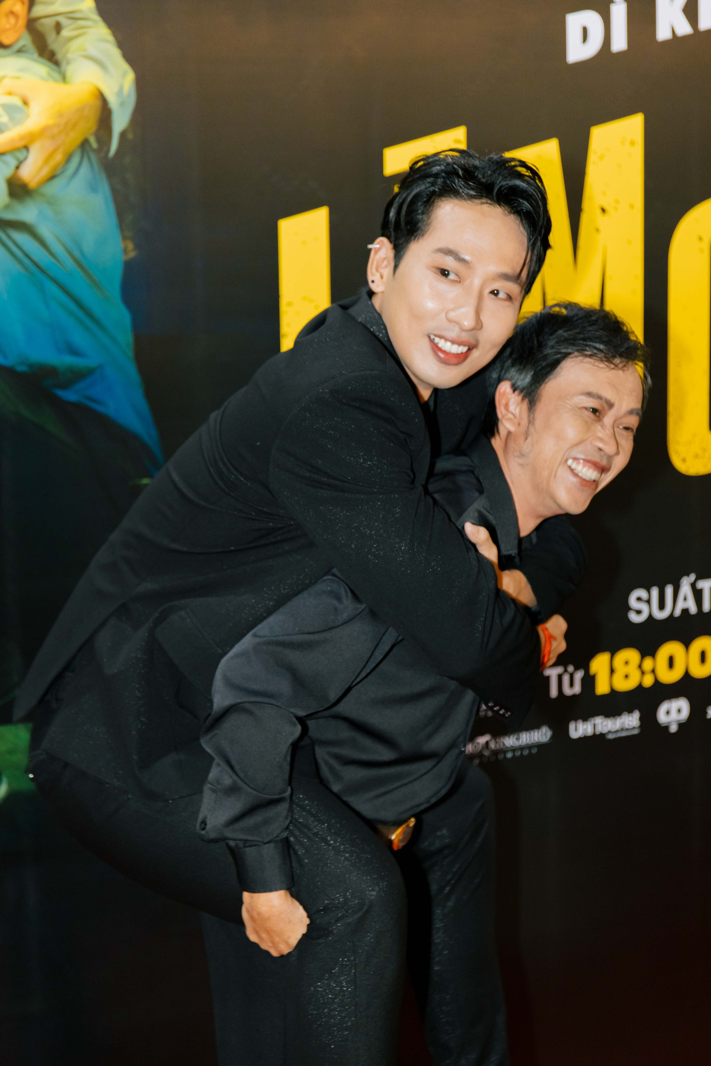 Hoài Linh cõng Tuấn Trần, tái hiện cảnh trong phim Làm giàu với ma. Hoài Linh cõng Tuấn Trần, tái hiện cảnh trong phim Làm giàu với ma.