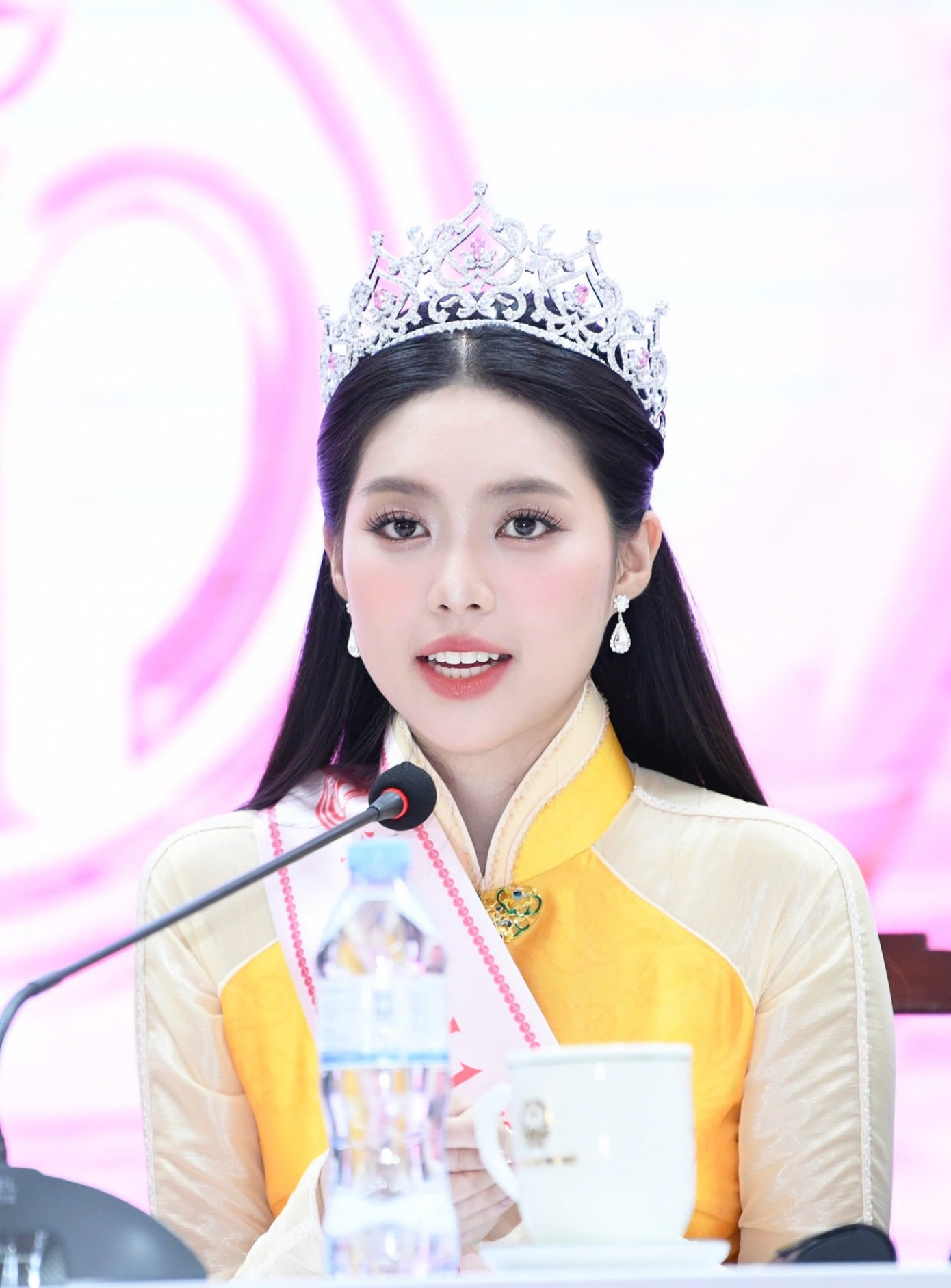 Tân Á hậu Việt Nam nói thêm cô có bước chuyển mình đáng nhớ sau những ngày tháng chỉ biết tập luyện trên thao trường. &quot;Tôi sẽ lan tỏa hình ảnh nữ thanh niên thế hệ mới có trí tuệ, bản lĩnh, kỷ cương, dám nghĩ dám làm”, Châu Anh nói.