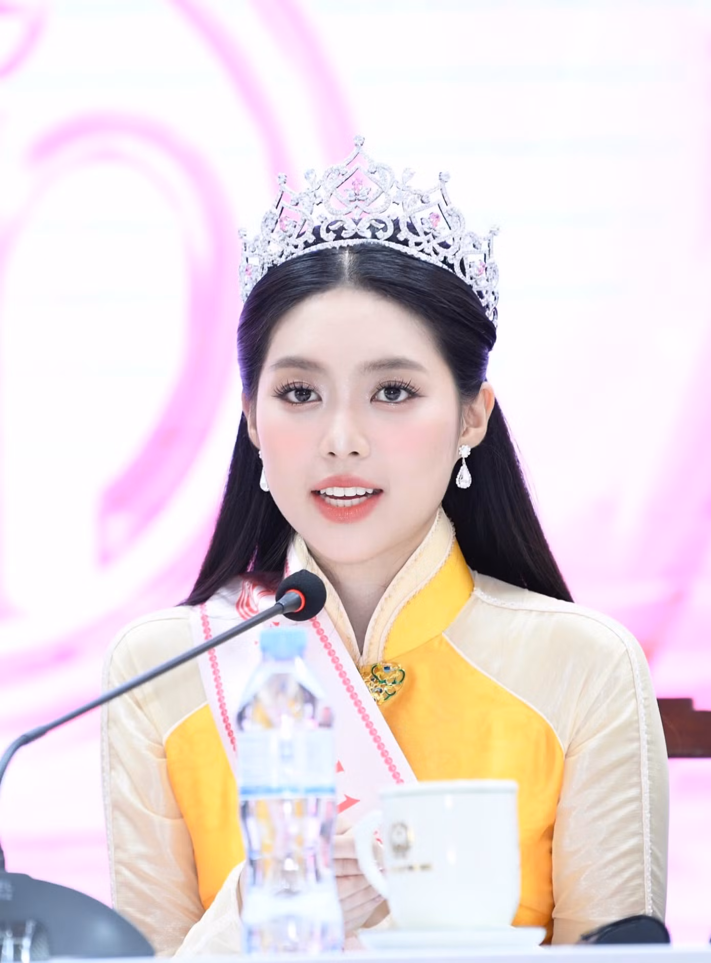 Tân Á hậu Việt Nam nói thêm cô có bước chuyển mình đáng nhớ sau những ngày tháng chỉ biết tập luyện trên thao trường. "Tôi sẽ lan tỏa hình ảnh nữ thanh niên thế hệ mới có trí tuệ, bản lĩnh, kỷ cương, dám nghĩ dám làm”, Châu Anh nói.