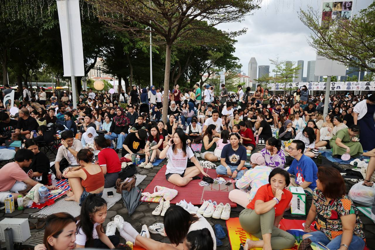 Giống mọi buổi hòa nhạc khác, Eras Tour giúp dịch vụ ăn uống vỉa hè ăn nên làm ra. Khán giả trải bạt ăn uống, tranh thủ nghỉ ngơi chờ đến lượt đổi vòng tay vào sân khấu. Giống mọi buổi hòa nhạc khác, Eras Tour giúp dịch vụ ăn uống vỉa hè ăn nên làm ra. Khán giả trải bạt ăn uống, tranh thủ nghỉ ngơi chờ đến lượt đổi vòng tay vào sân khấu.