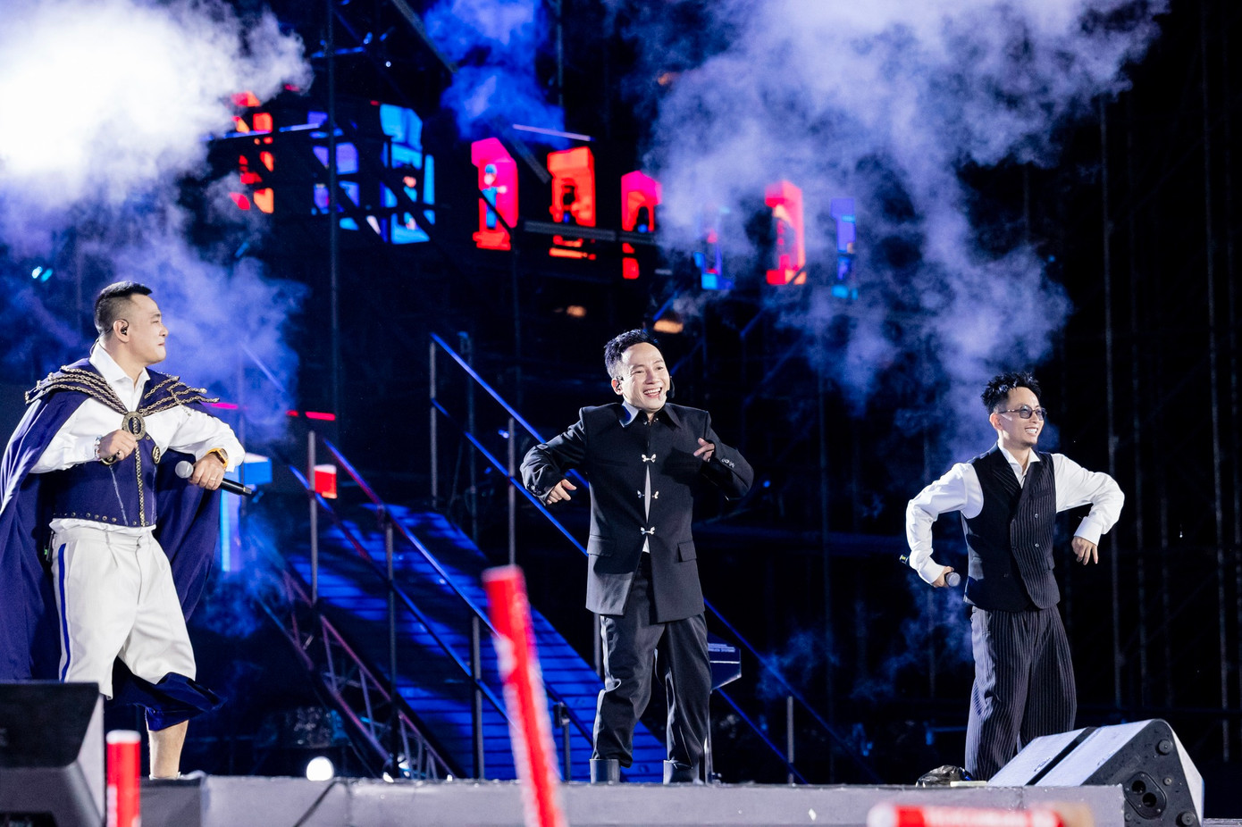 Concert Anh trai vượt ngàn chông gai kéo dài khoảng 5 tiếng. Theo ghi nhận của Tiền Phong, khán giả gần như không mất sức khi theo dõi chương trình. Đội hình cổ vũ &quot;sung nhất&quot; cho các anh tài là Gai con mua vé đứng. Biển hồng tràn ngập khán đài thúc đẩy các nghệ sĩ biểu diễn nhiệt tình.