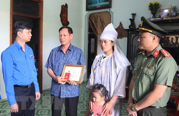 Trung ương Đoàn truy tặng Huy hiệu “Tuổi trẻ dũng cảm” cho Liệt sỹ, Đại úy Hà Tuấn Anh đến gia đình chiến sỹ. Ảnh: Hoài Thu/TTXVN. Trung ương Đoàn truy tặng Huy hiệu “Tuổi trẻ dũng cảm” cho Liệt sỹ, Đại úy Hà Tuấn Anh đến gia đình chiến sỹ. Ảnh: Hoài Thu/TTXVN.