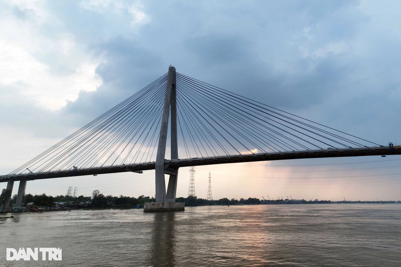 Cầu có 128 bó cáp trên hai nhịp cầu chính, chiều dài mỗi bó cáp từ 16m đến hơn 213m. Theo Công ty cổ phần Trung Nam E&amp;C (nhà thầu thi công), cầu Mỹ Thuận 2 có hai trụ tháp chính (T15 và T16), chân trụ chìm dài 28m.