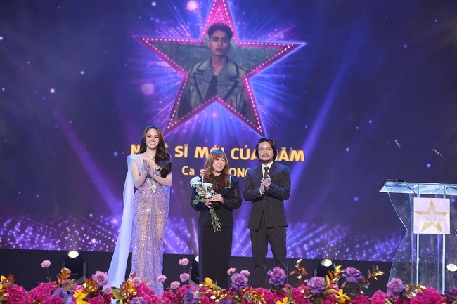 MONO thắng giải Nghệ sĩ mới của năm. Hoa hậu Mai Phương và đạo diễn Hoàng Nhật Nam trao giải cho người đại diện của nam ca sĩ.